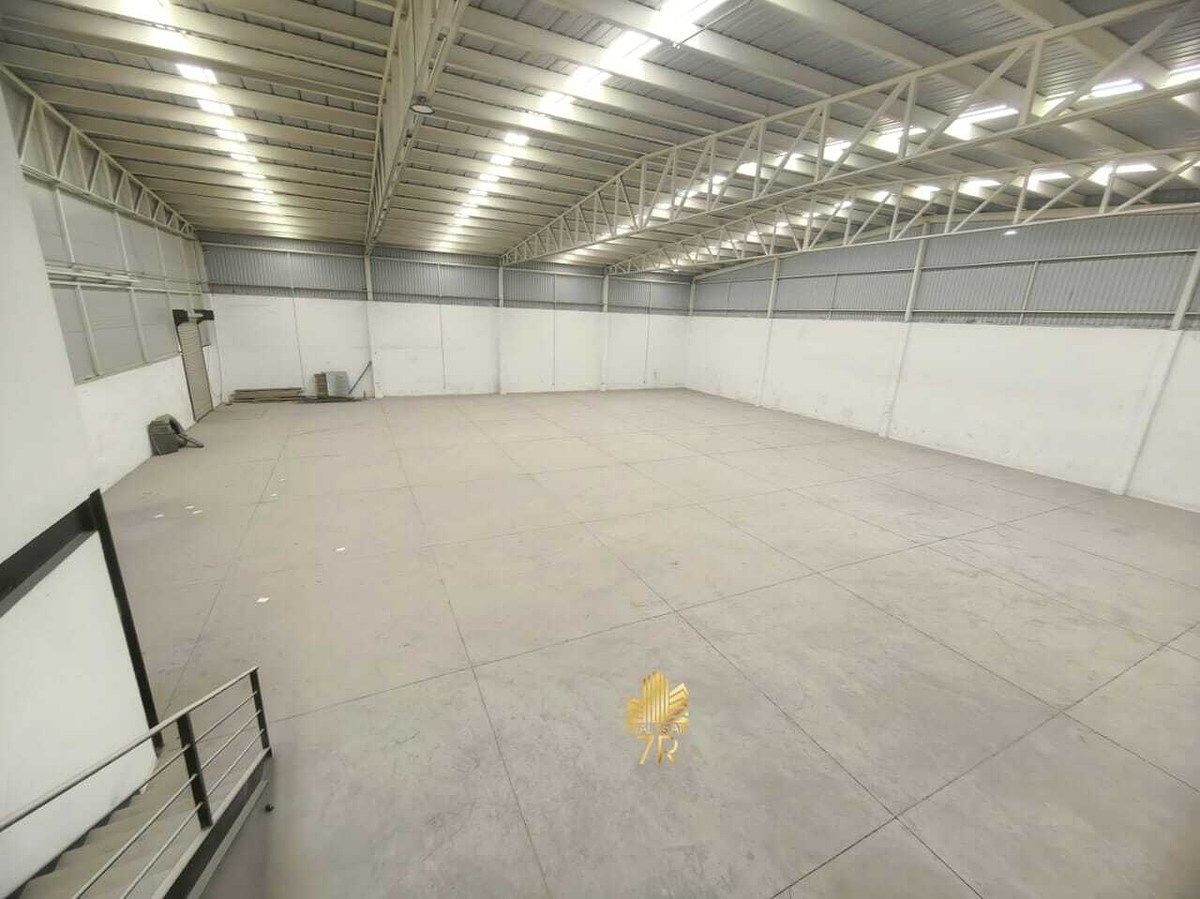 10 de 12: Bodega y anden al fondo