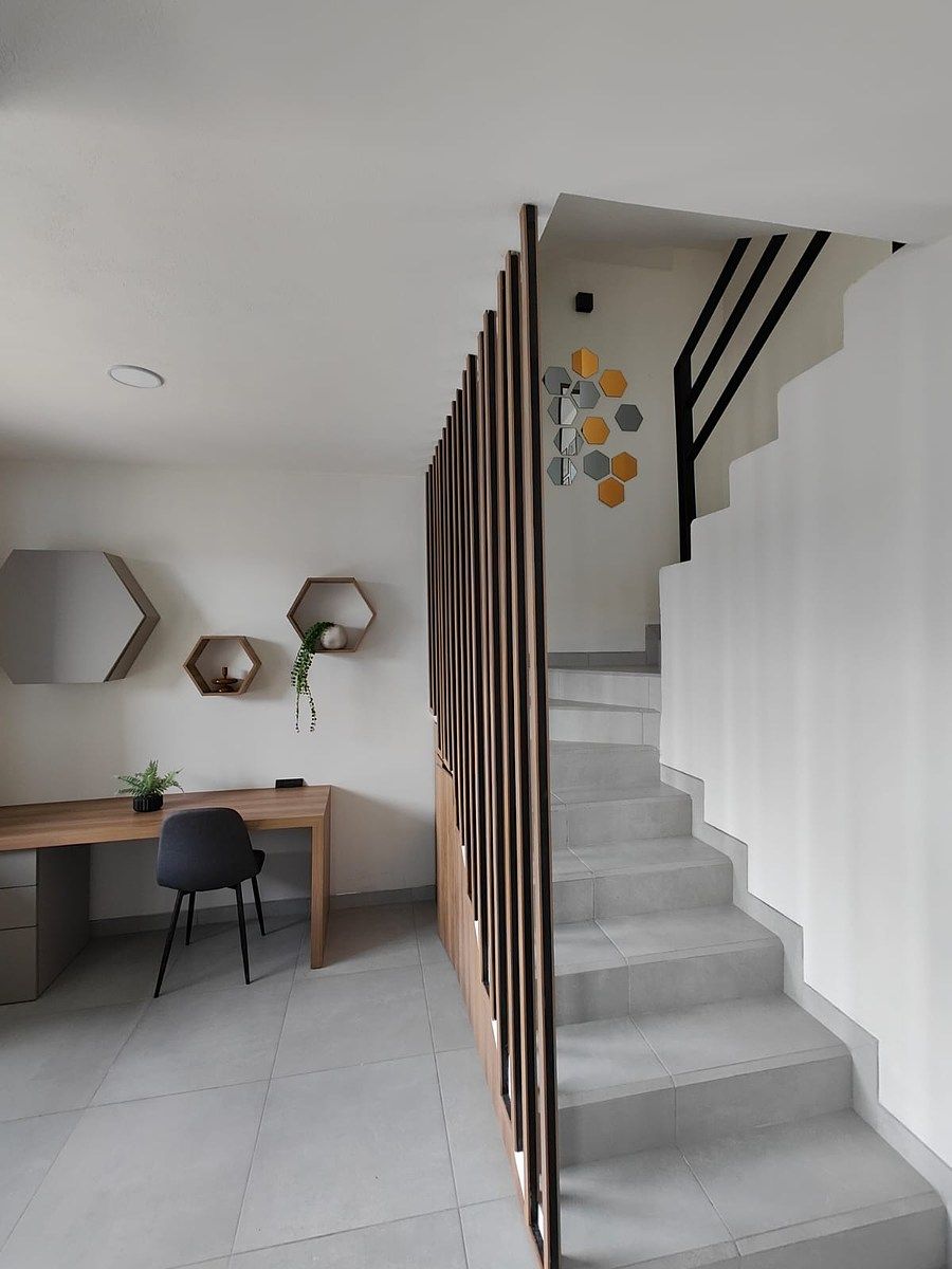 2 de 23: ESTUDIO Y ESCALERA