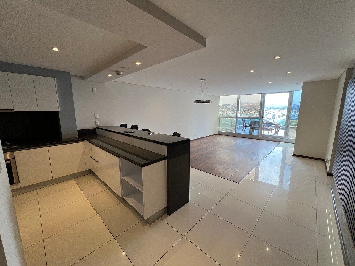 5 de 18: Cocina equipada y sala-comedor