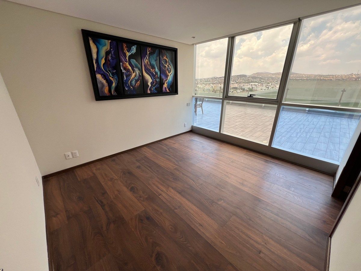 12 de 18: Recámara principal con vestidor y baño