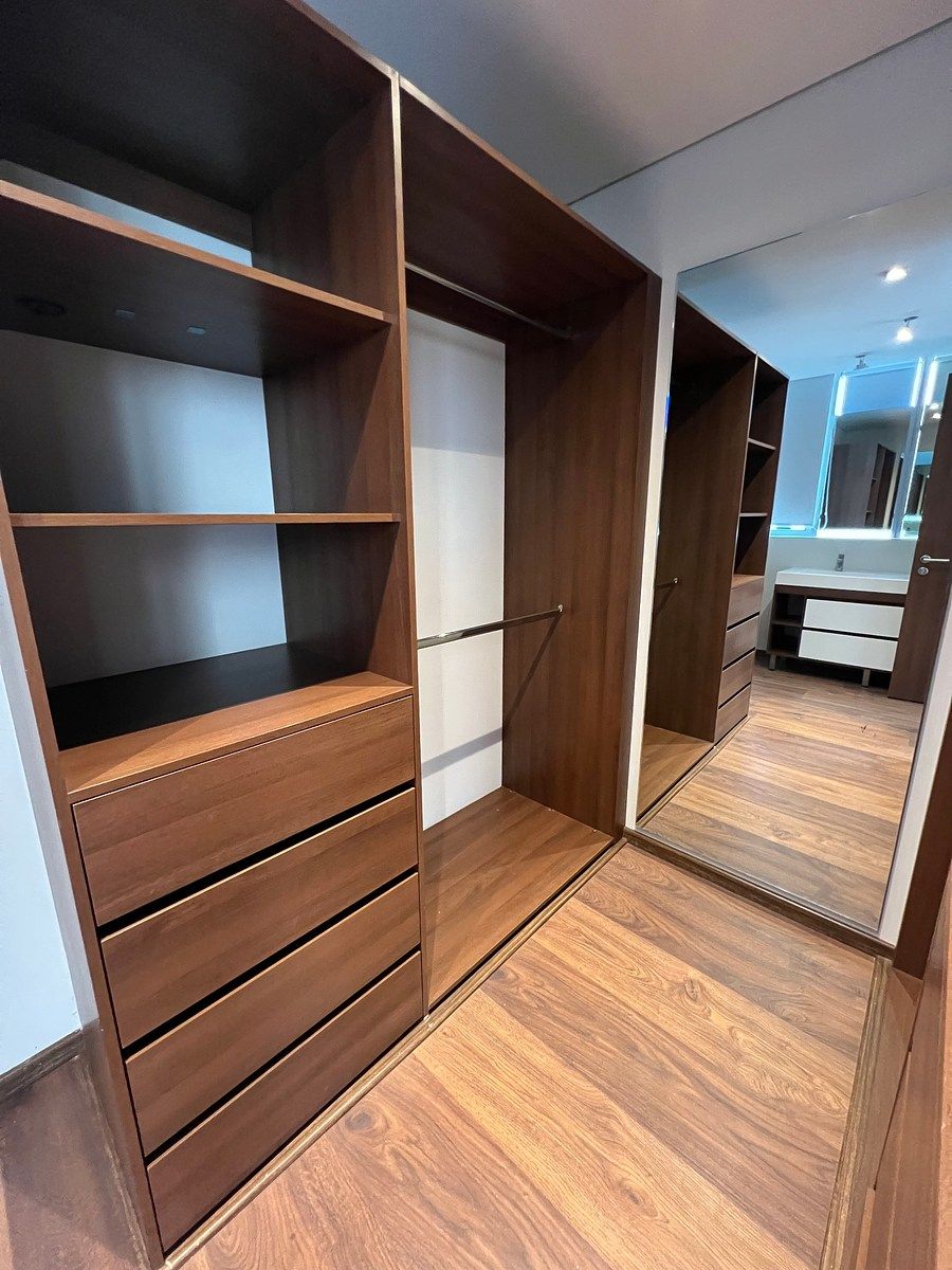 13 de 18: Vestidor de recámara principal