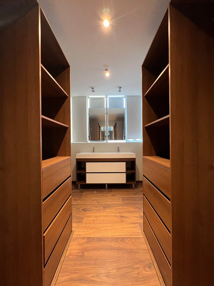 14 de 18: Vestidor de recámara principal