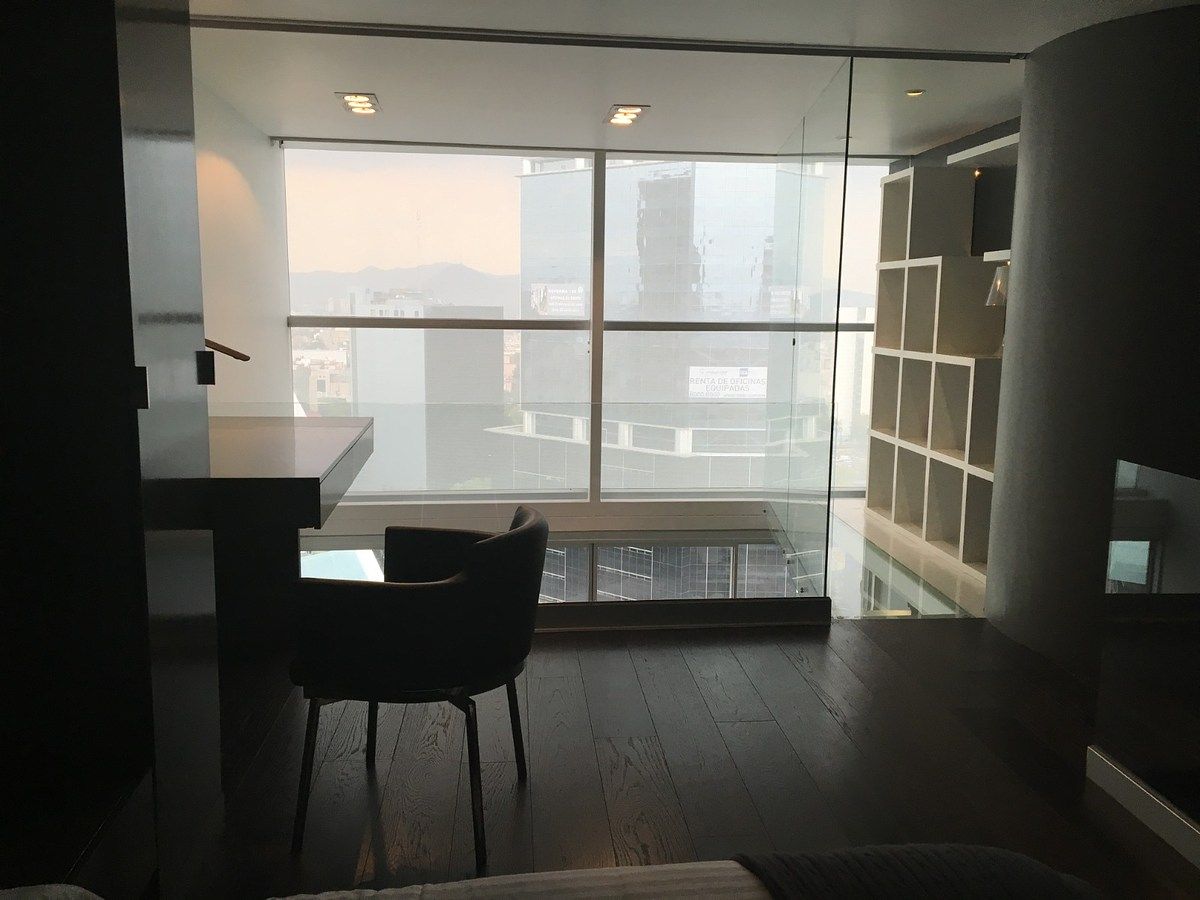 20 de 43: Escritorio y librero flotante