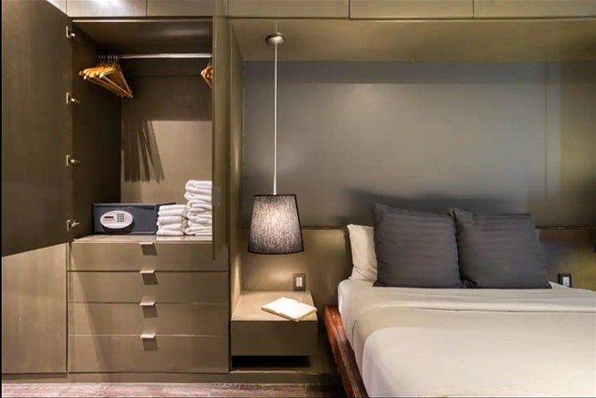 12 de 43: Caja fuerte en el closet y lamparas en cabecera