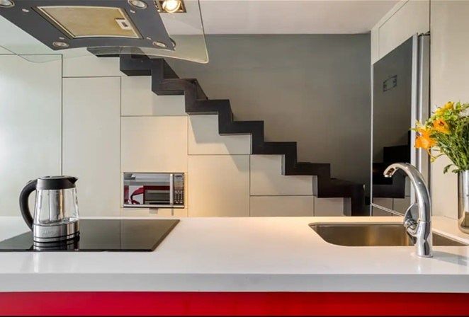 3 de 43: Escaleras hacia primer nivel y cocina