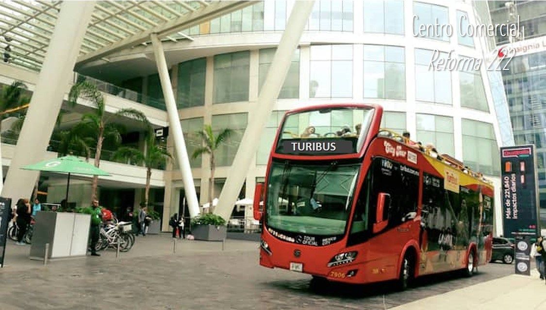 40 de 43: Entrada plaza comercial