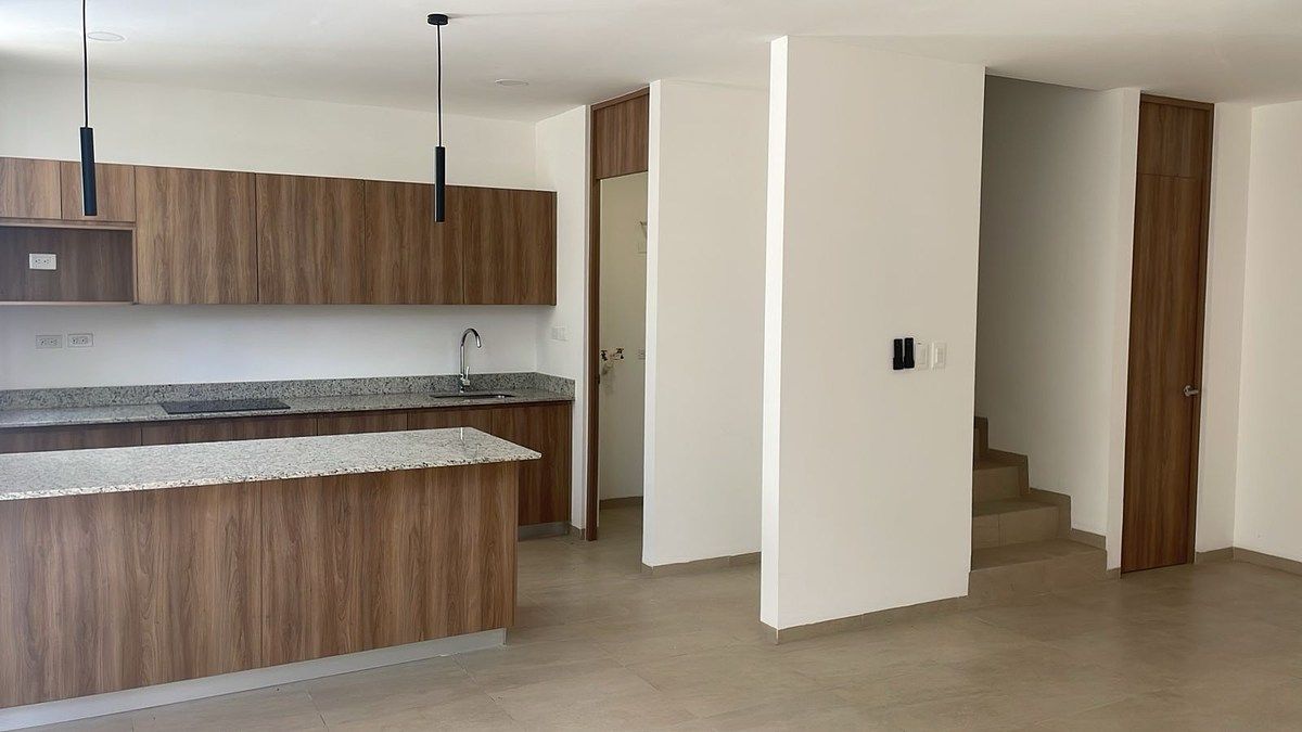 4 de 15: Cocina y cubo escalera