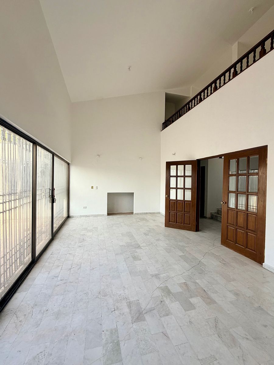 2 of 18: Planta Baja 
Sala y Comedor con preparación para chimenea