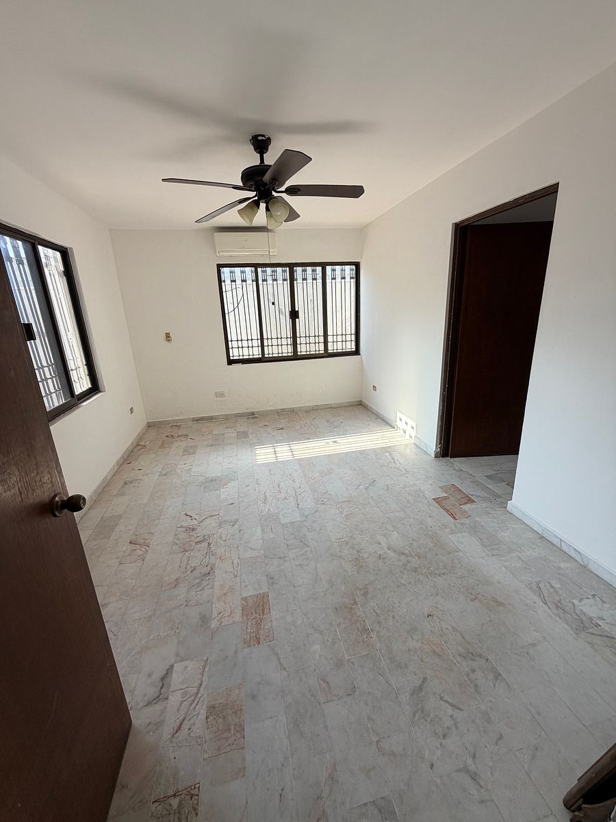 5 of 18: Planta Baja
Recamara con walk-in closet y baño completo