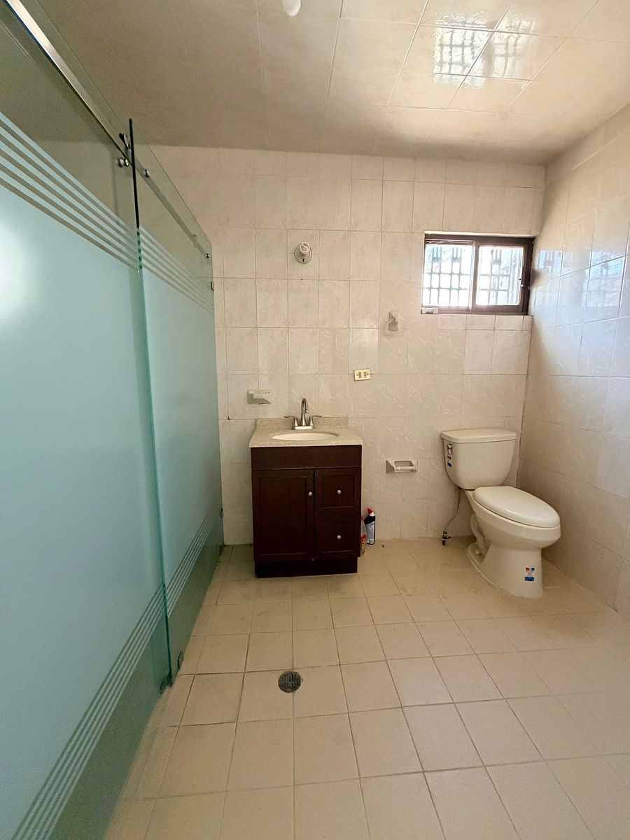 7 of 18: Platas Baja
Baño completo de la Recamara