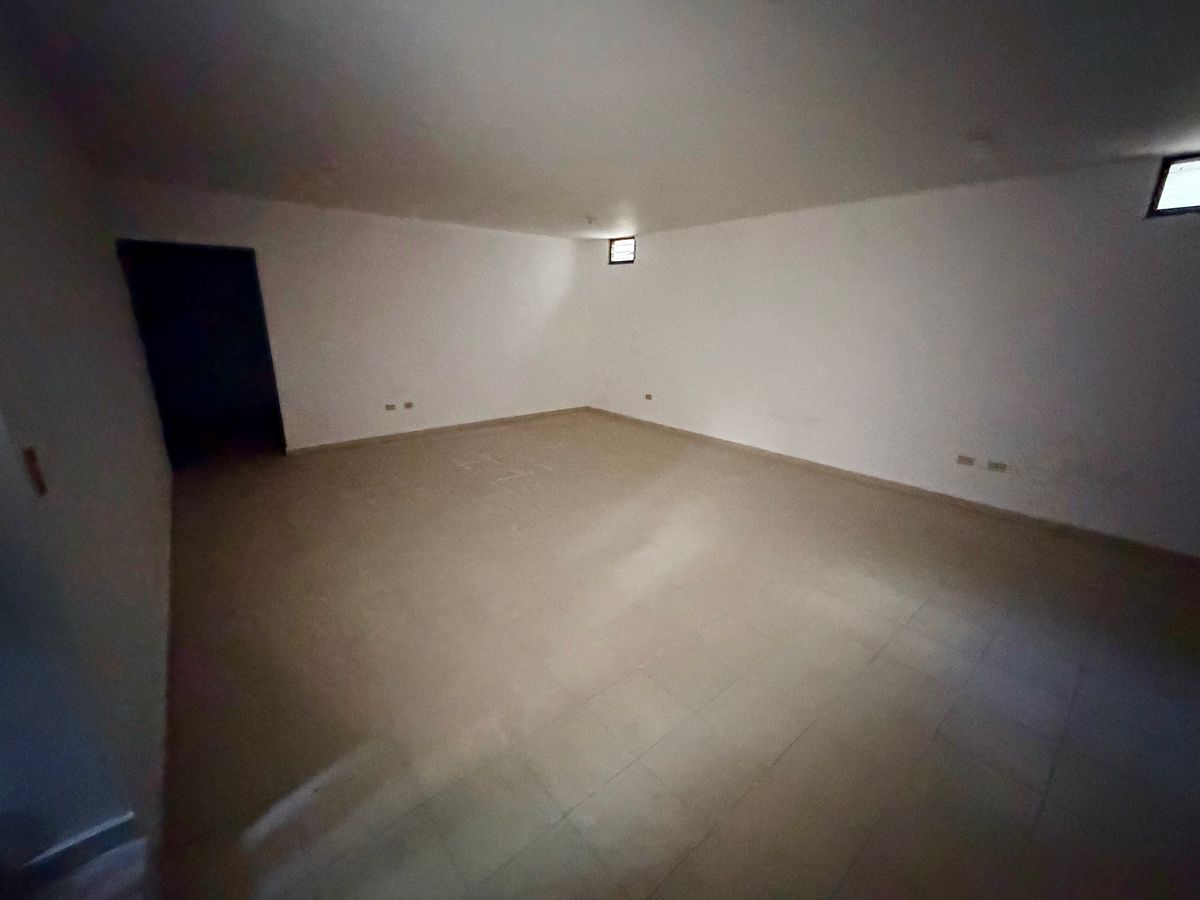 14 of 18: Sótano
Sala de juegos y Bar