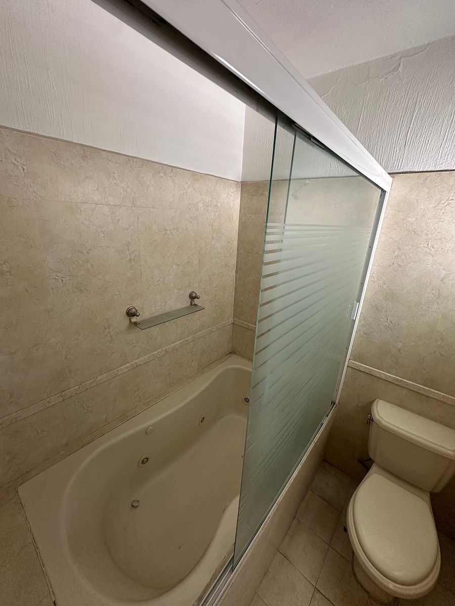 9 de 13: Baño completo recámara principal