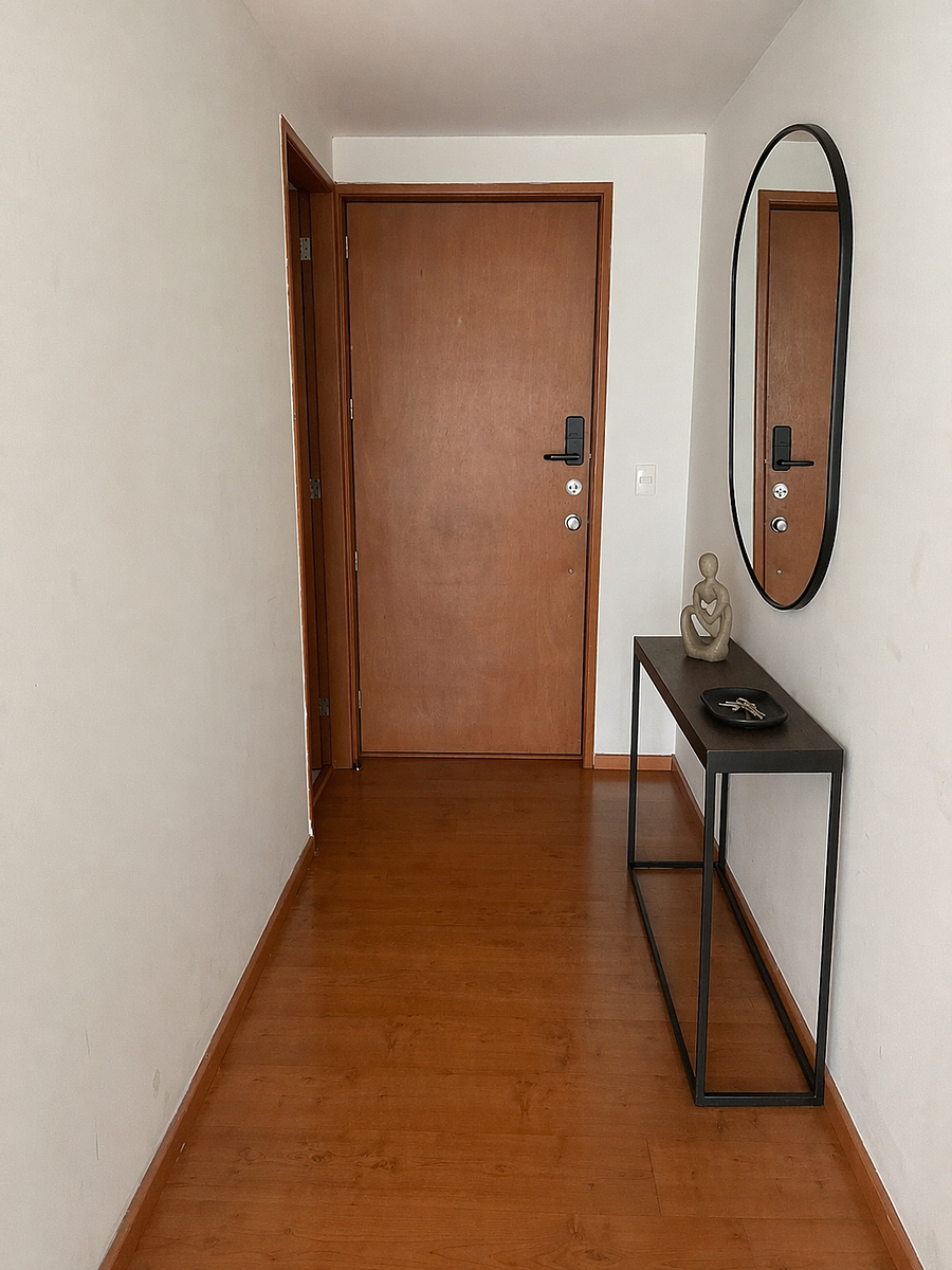 1 de 20: Entrada principal, a la izquierda puerta al baño de visitas