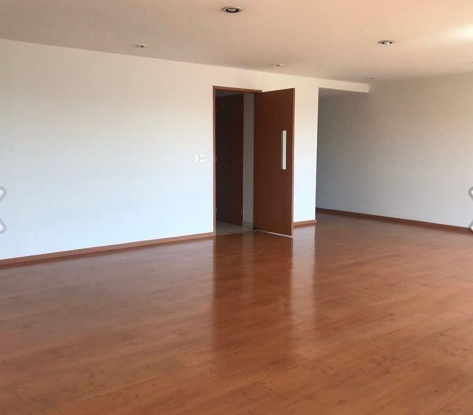 7 de 20: Sala-comedor sin muebles con perspectiva a entrada principal