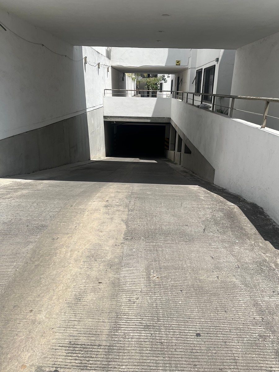 2 of 15: Rampa estacionamiento