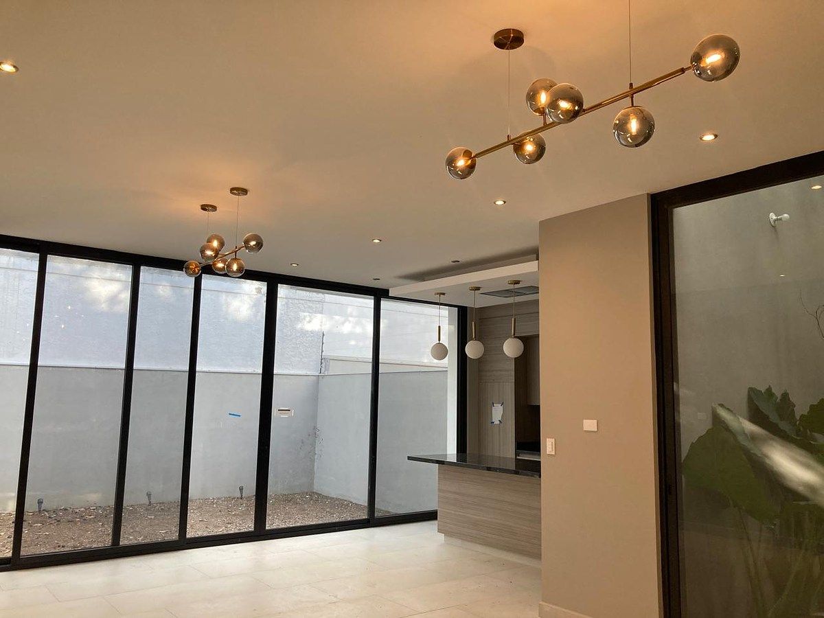 6 de 21: Sala-comedor y jardín exterior