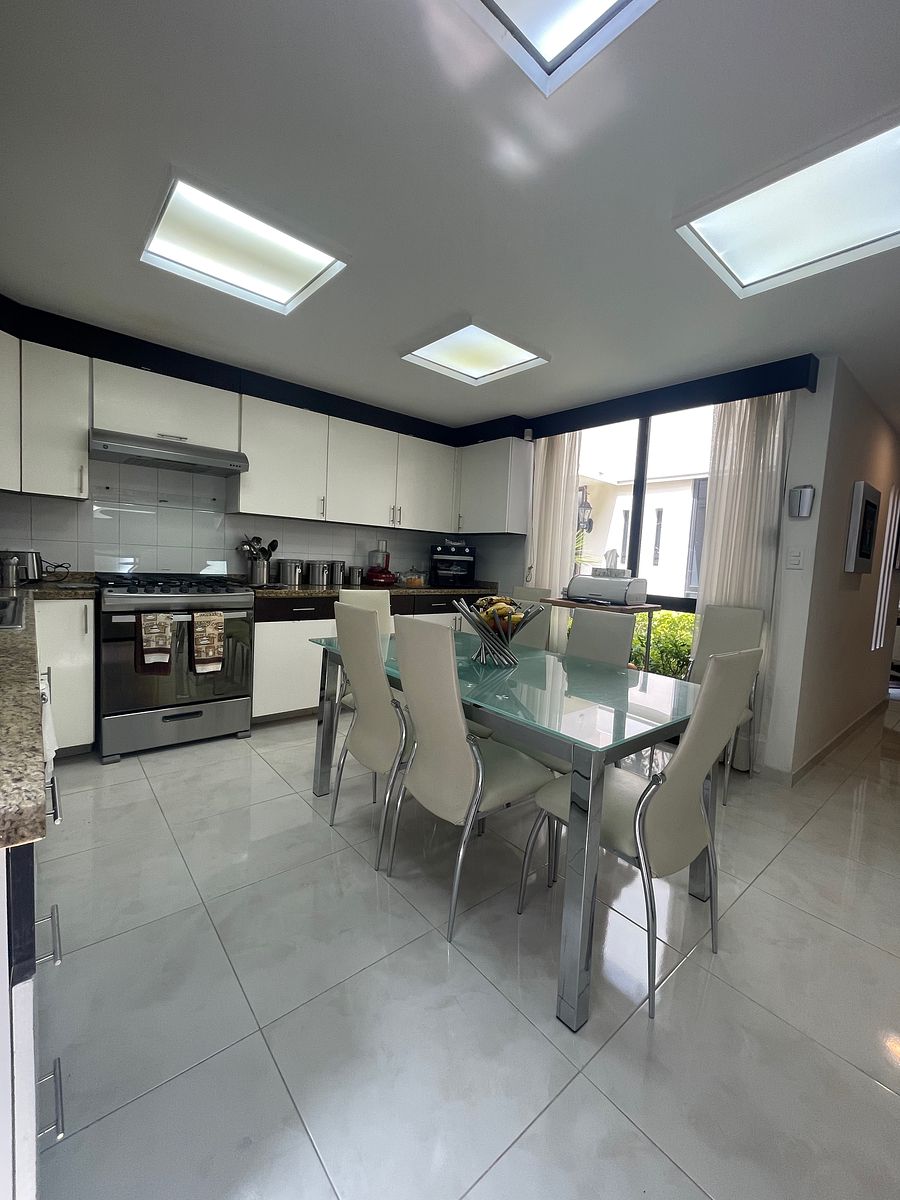 14 de 34: Cocina integral otro ángulo a la ventana