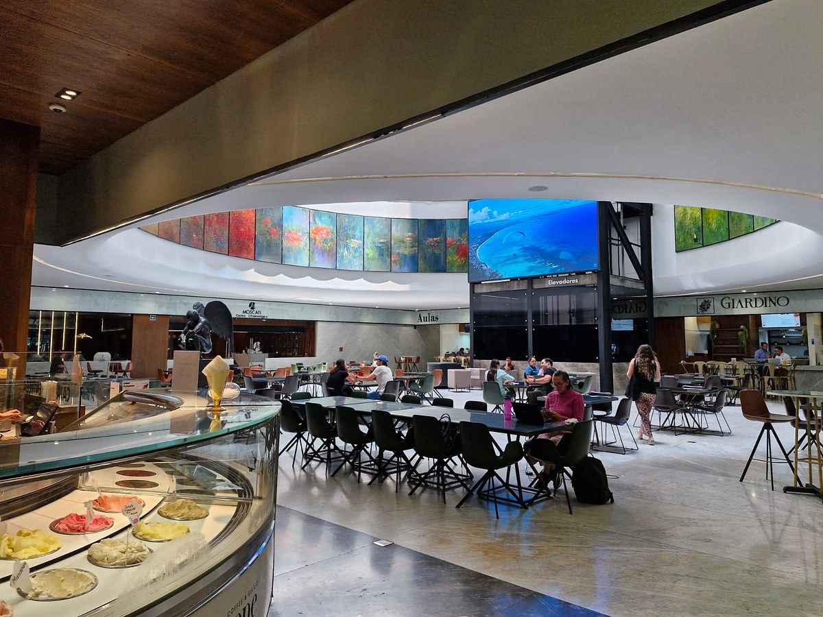 12 de 15: Cafeteria y Area de Fast Food