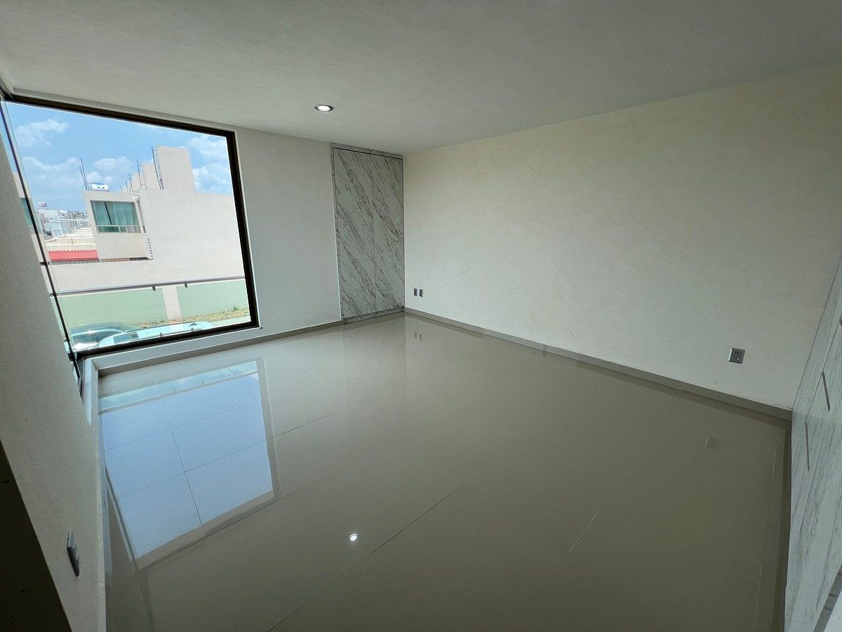 7 de 13: Recámara principal con balcón y baño