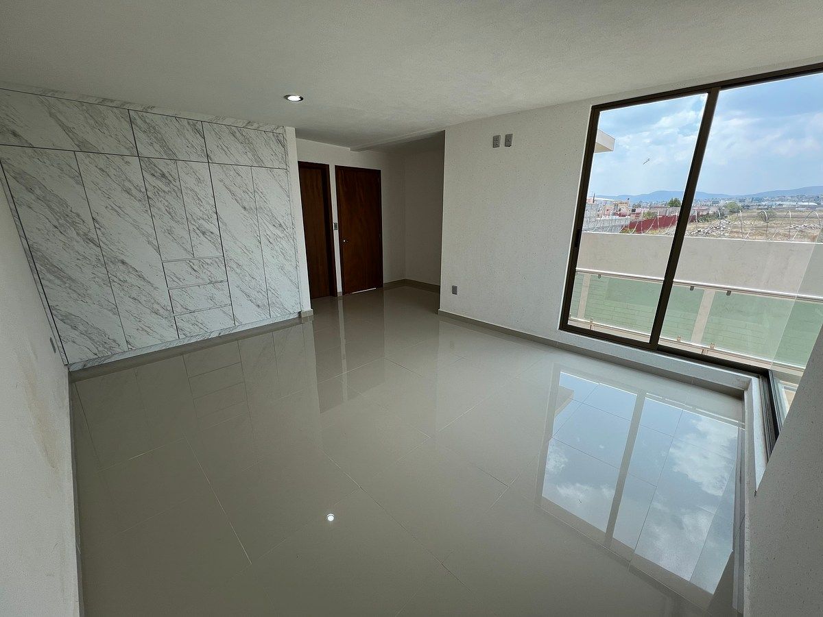 8 de 13: Recámara principal con balcón y baño