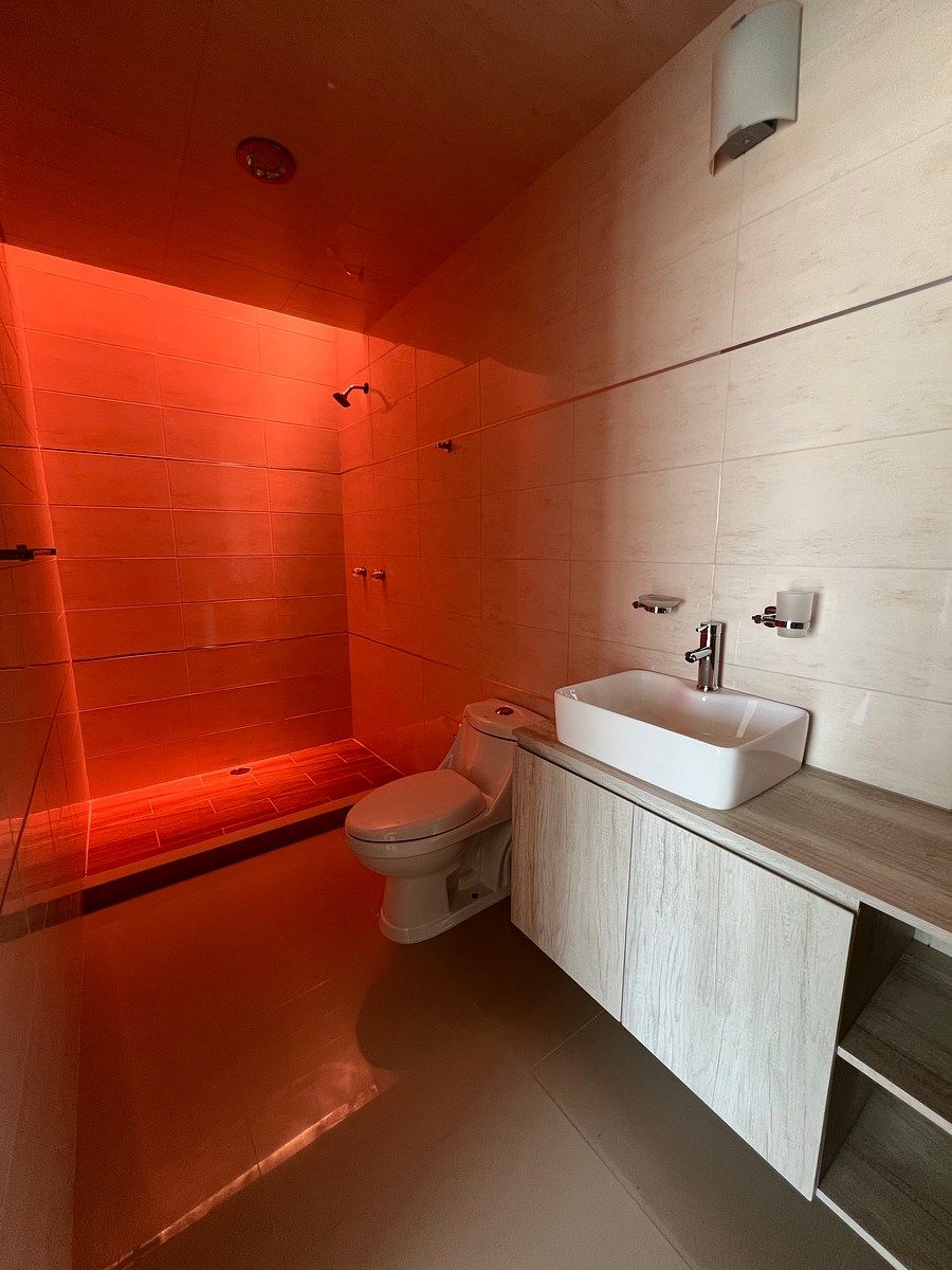 9 de 13: Baño de recámara principal