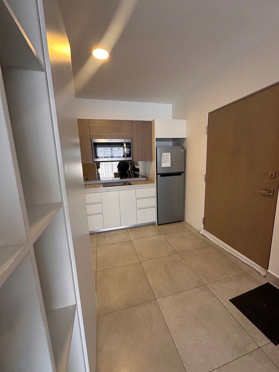 3 of 25: Puerta principal y área de cocina