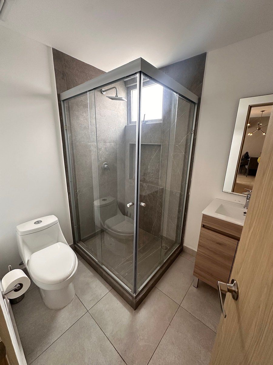 8 of 25: Baño completo