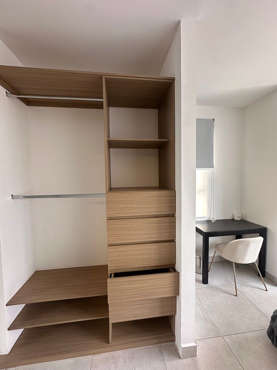 11 of 25: Vestidor de recámara principal