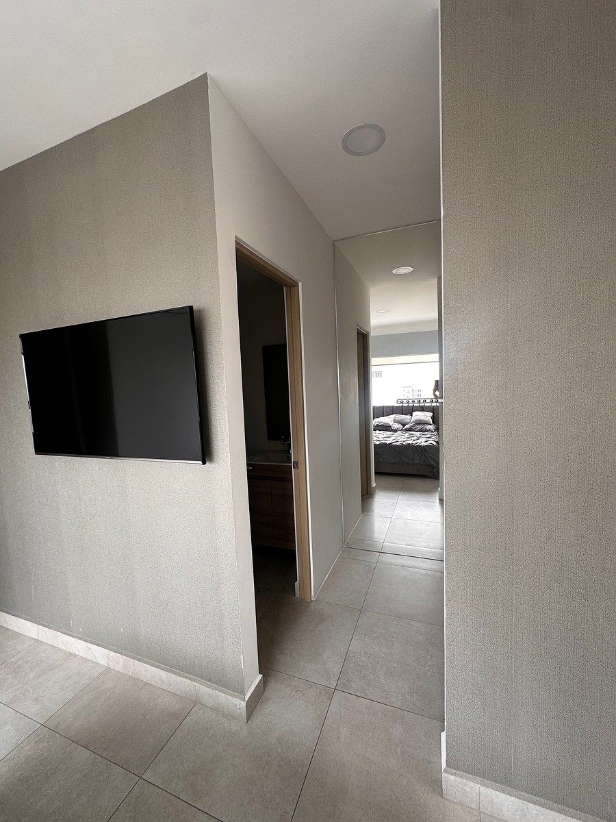 15 of 25: pasillo a las recámaras y lavandería