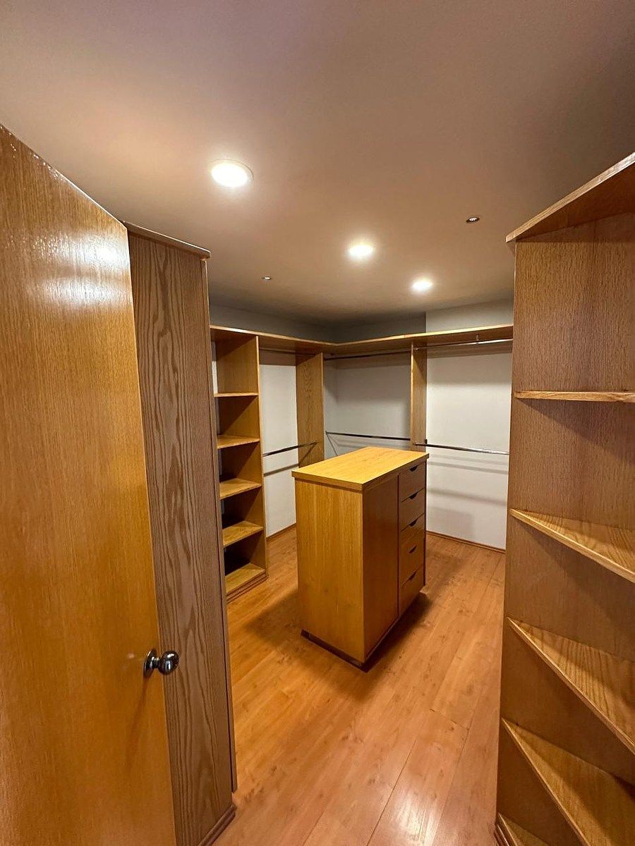 8 de 23: RECAMARA UNO VESTIDOR