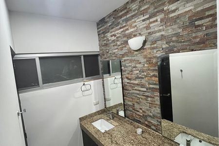 ALUGA-SE CASA MOBILIADA EM CONDOMÍNIO FECHADO COM AMENIDADES