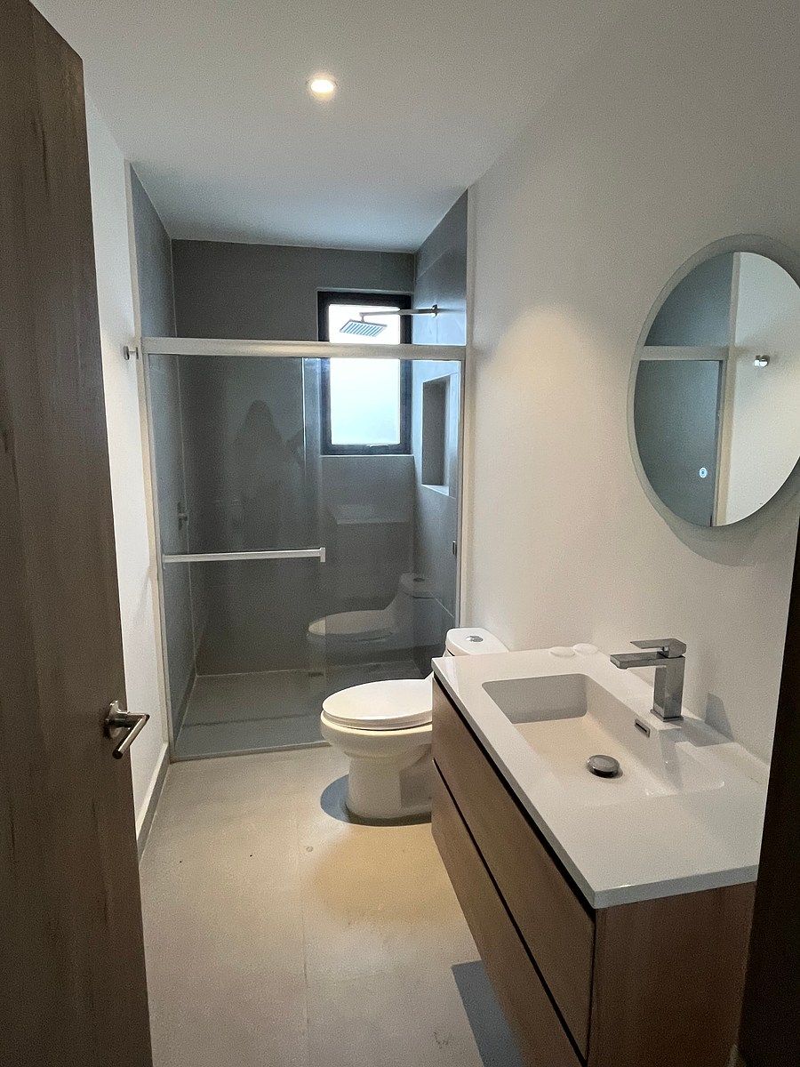 5 of 19: Baños con puertas de cristal