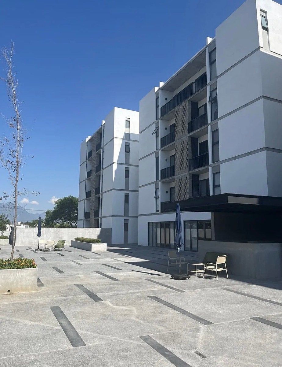 14 of 19: Explanada de áreas sociales