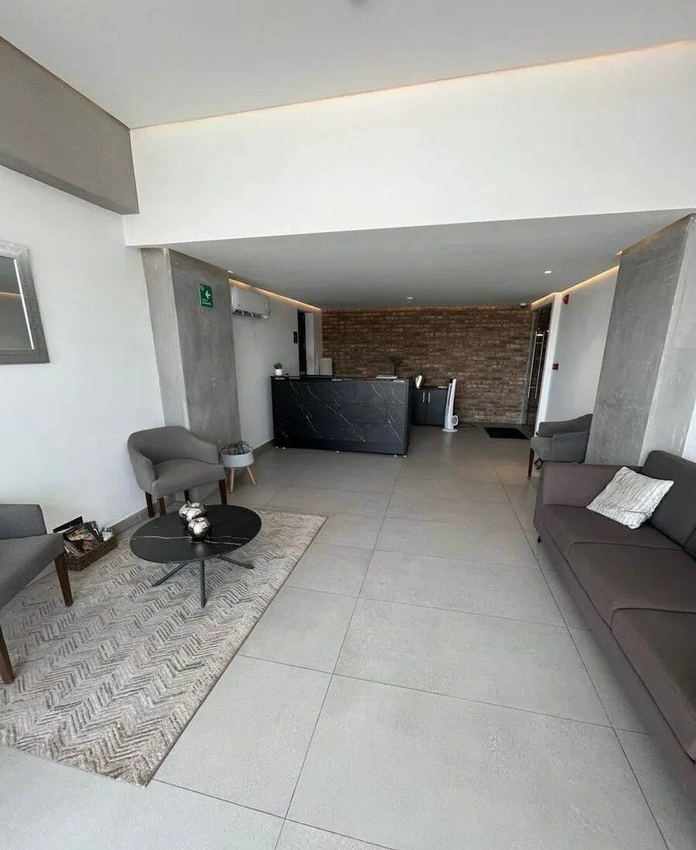 10 of 19: Lobby con seguridad 24 hrs