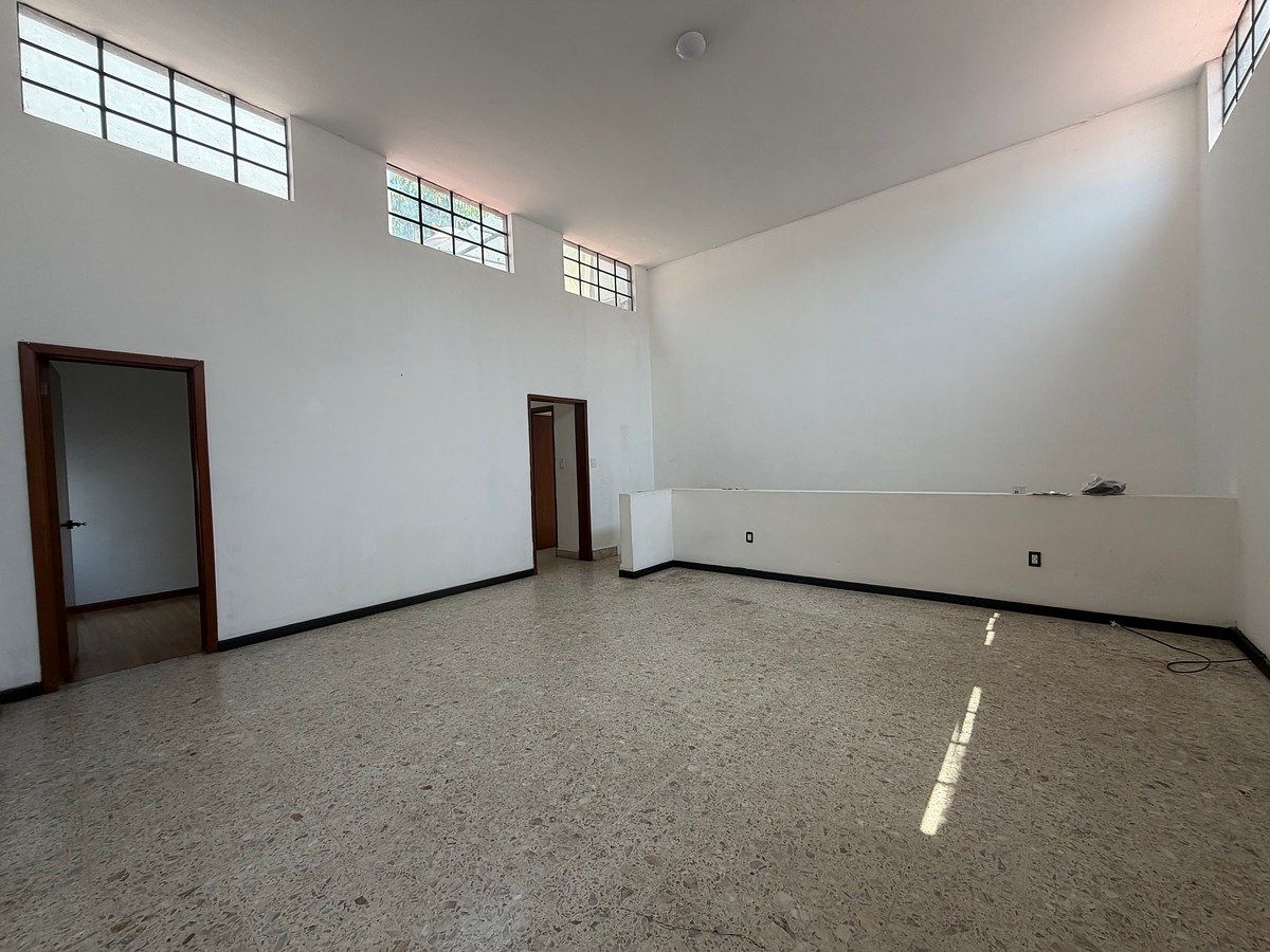 4 de 10: Hall de distribución a 4 habitaciones