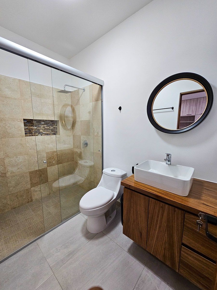 9 of 22: Baño amplio