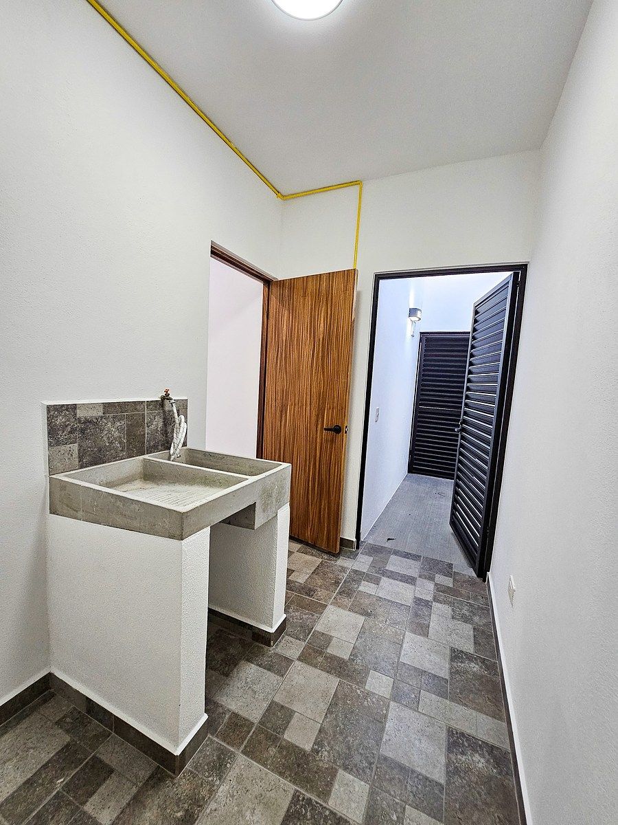 13 of 22: Área de lavado techado