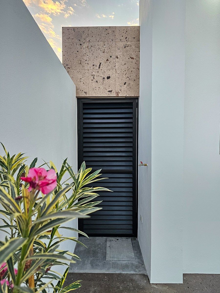 20 of 22: Puerta de pasillo de servicio