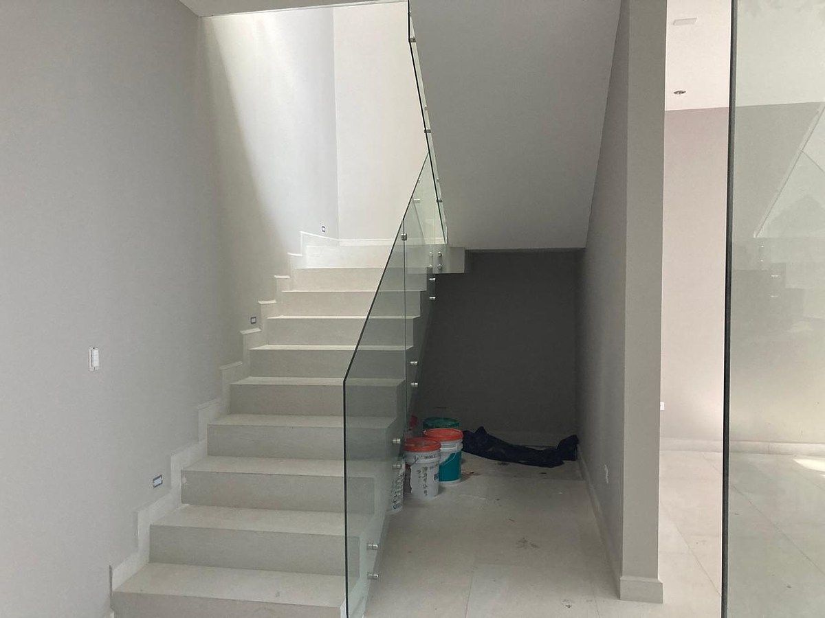 9 de 21: Escalera con pasamanos de cristal templado