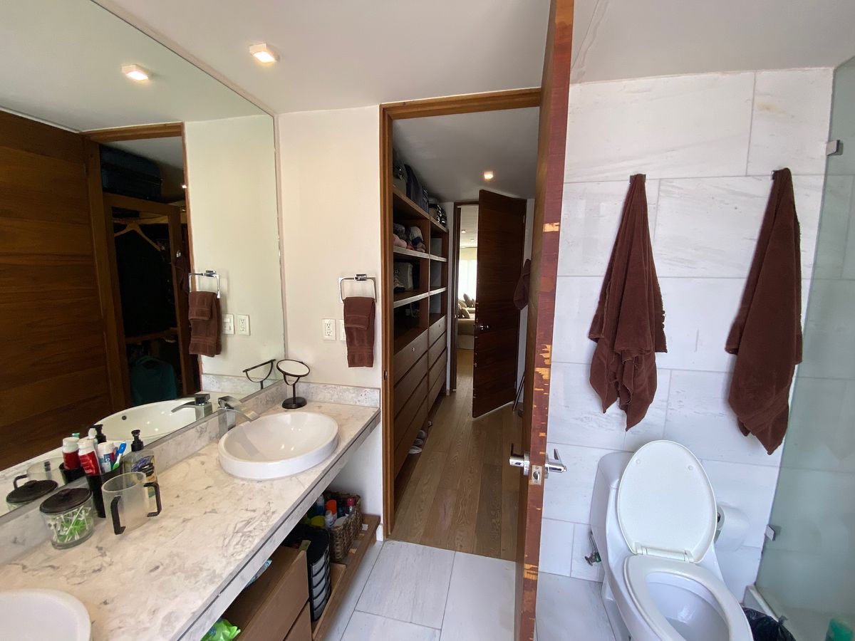 2 de 22: baño de cuarto principal