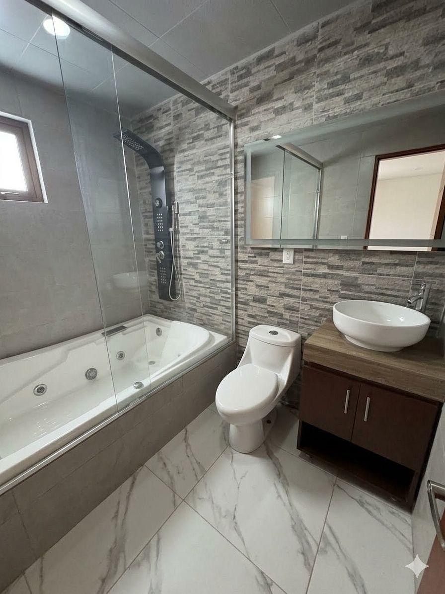 10 of 21: Baño principa