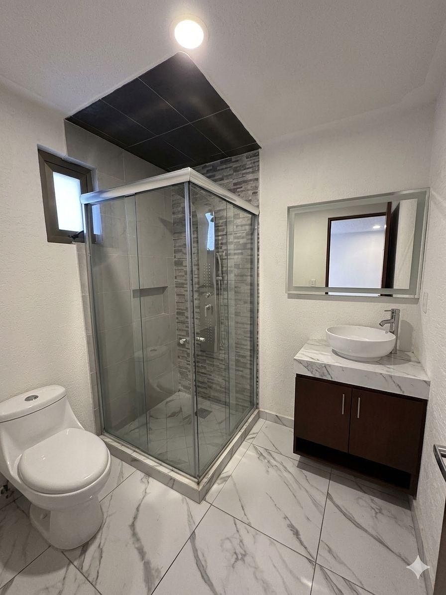 6 of 21: Baño completo planta baja