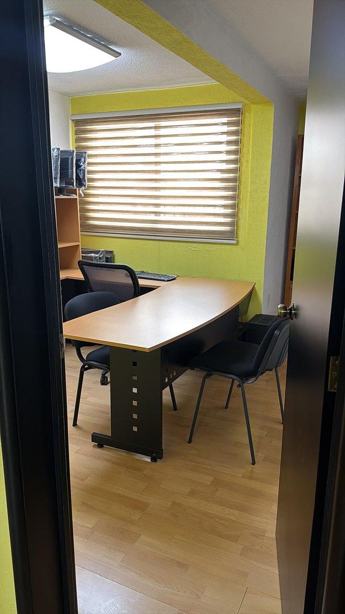 1 de 9: OFICINA CON PUERTA