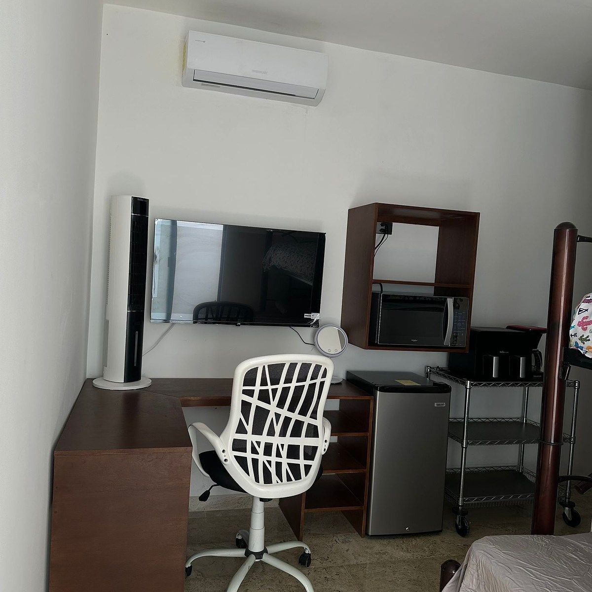 2 de 9: televisión, horno de microondas, air fryer, frigobar