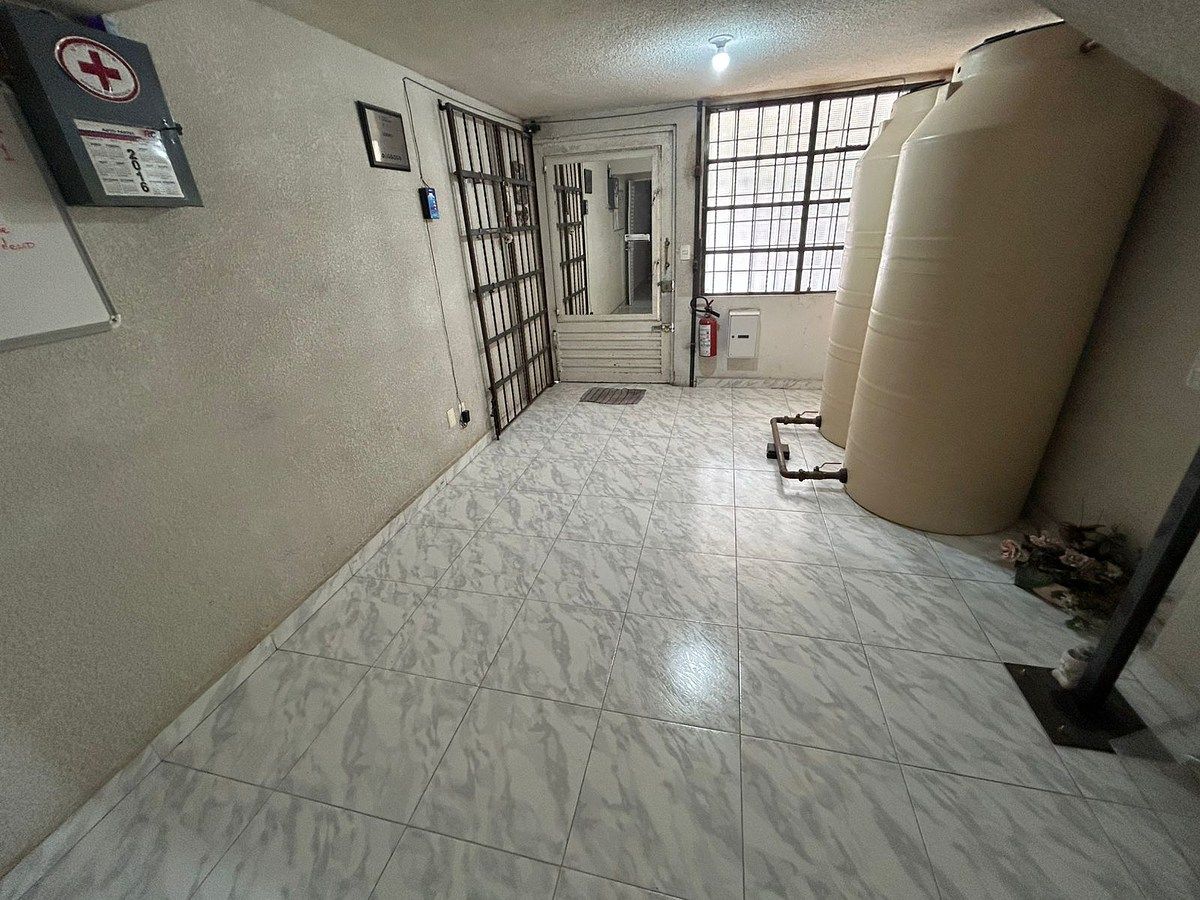 2 de 13: Primer piso  cuarto de servicio/lavado y dos tinacos de 1100