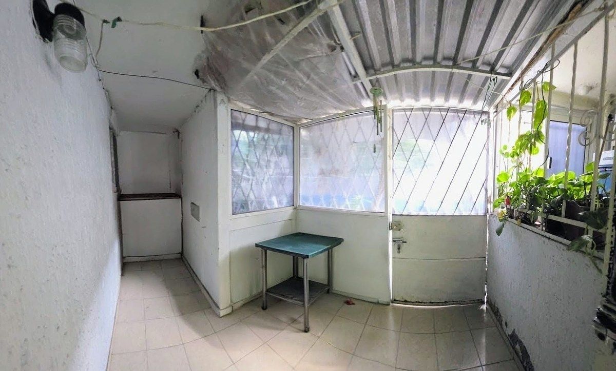 3 de 10: Entrada al departamento, con espacio para una bodega