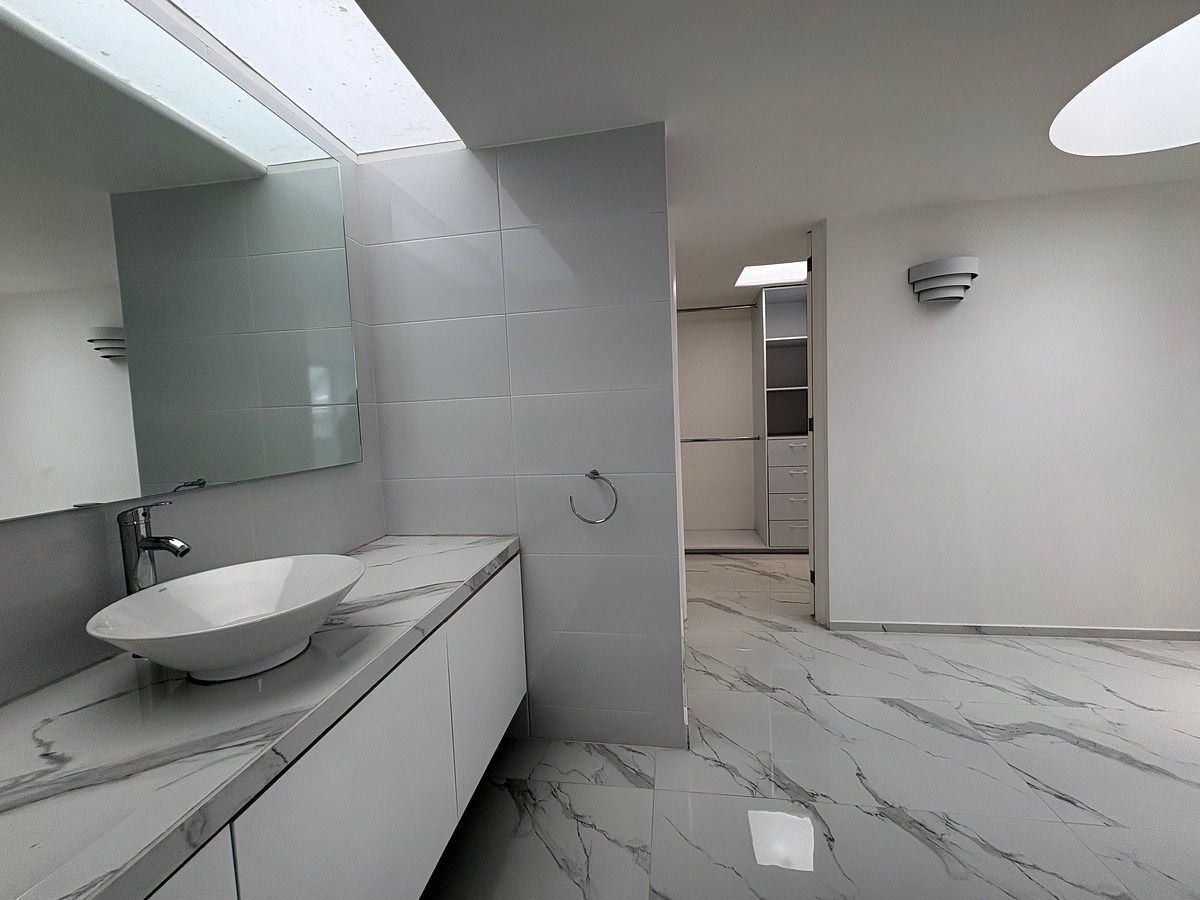 14 of 27: Baño recámara principal