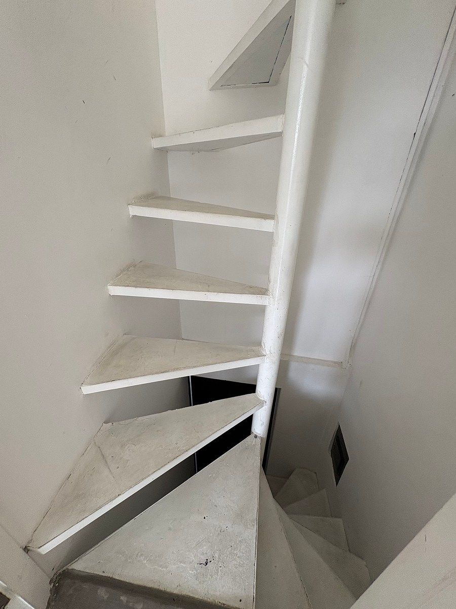 22 of 27: Escaleras de servicio