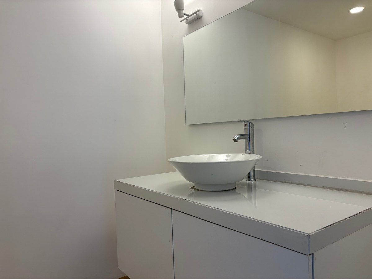 26 of 27: Medio baño de visitas