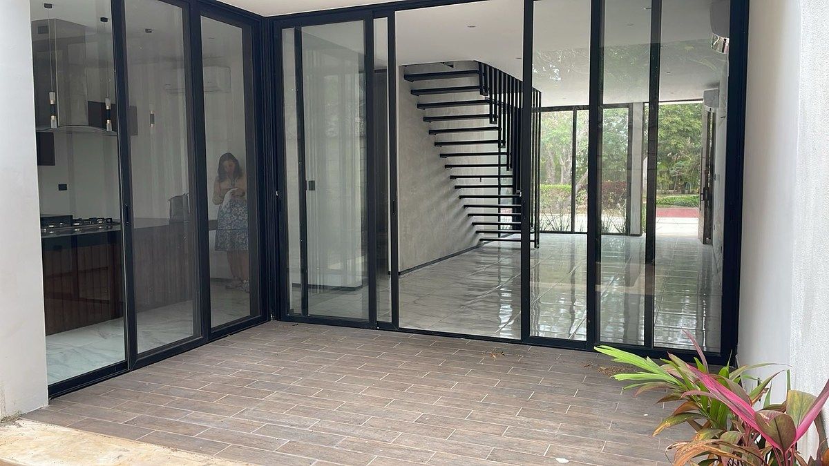 8 de 41: Terraza techada vista desde jardín